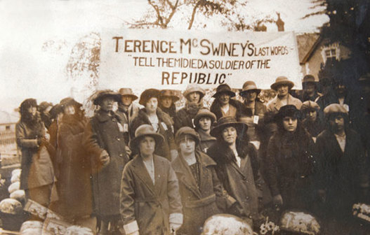 L1970.62-D2.5-Photo-Group-of-Cumann-Na-mBan-Terence-MacSwiney-Banner