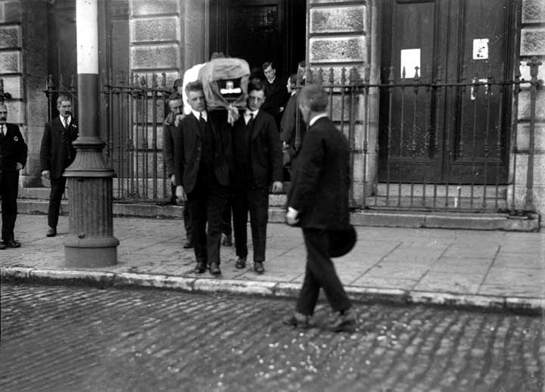 Terence-MacSwineys-coffin-being-removal-from-City-Hall Terence-MacSwineys-coffin-being-removal-from-City-Hall