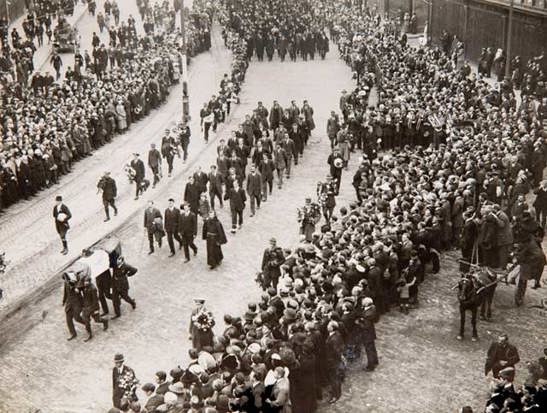 Funeral-through-Patrick-St-with-Fr-Dominic-Sean-and-Peter-MacSwiney-Arthur-Griffiths
